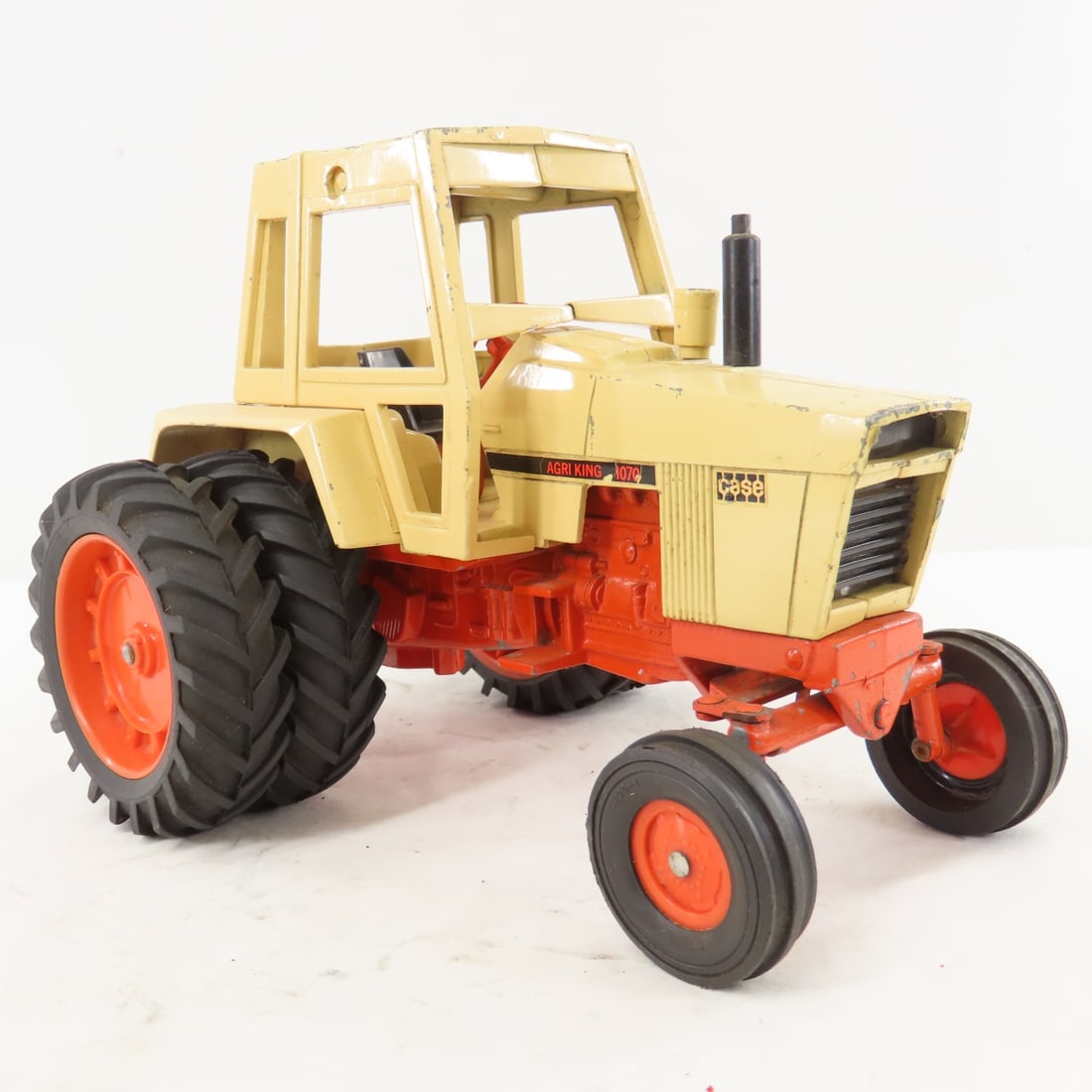 ERTL CASE Agri King 1070 Tractor with cab & duals - 7