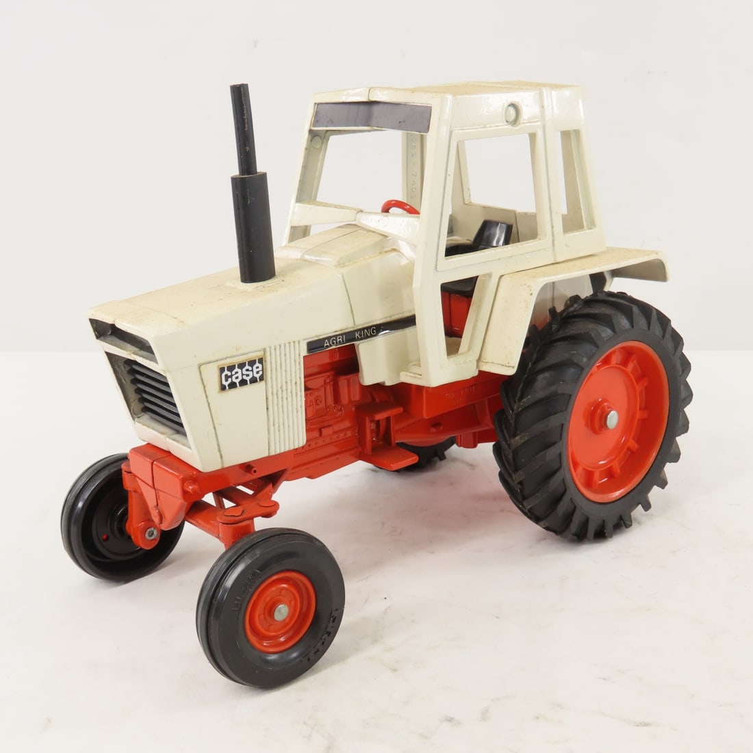 ERTL CASE Agri King Tractor with cab: ERTL CASE Agri King Tractor with cab - 1/16 diecast, LOT SIZE: 10x8x8" 4 LBS All information and photos are intended to be as accurate as possible, but errors are possible. No item may be