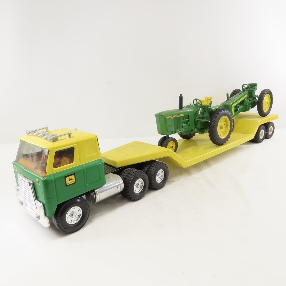 ERTL Custom Flatbed Semi & 2 John Deere Tractors: ERTL Custom Flatbed Semi & 2 John Deere Tractors - LOT SIZE: 28x14x10" 10 LBS All information and photos are intended to be as accurate as possible, but errors are possible. No item may be