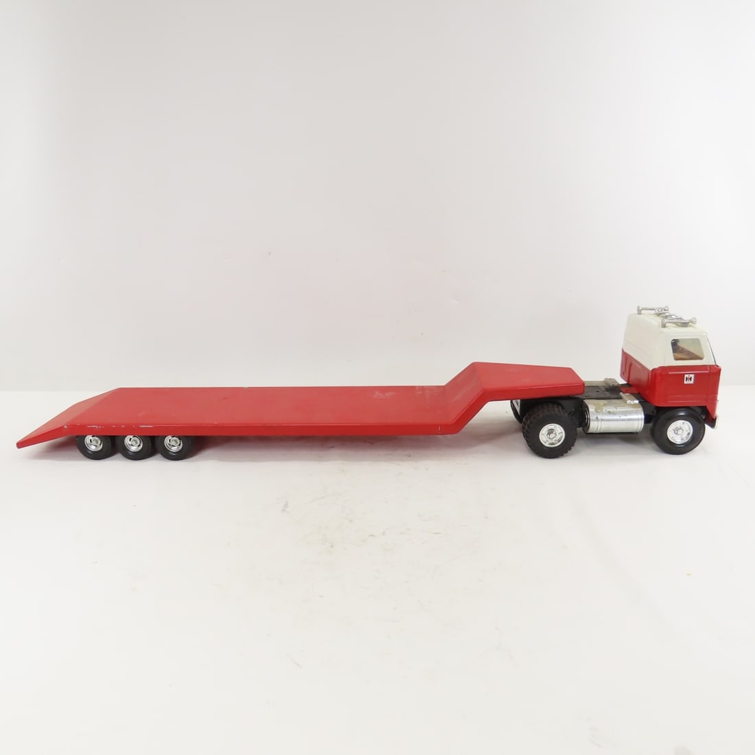 ERTL Custom IH Flatbed Semi & 2 Farmall Tractors - 4