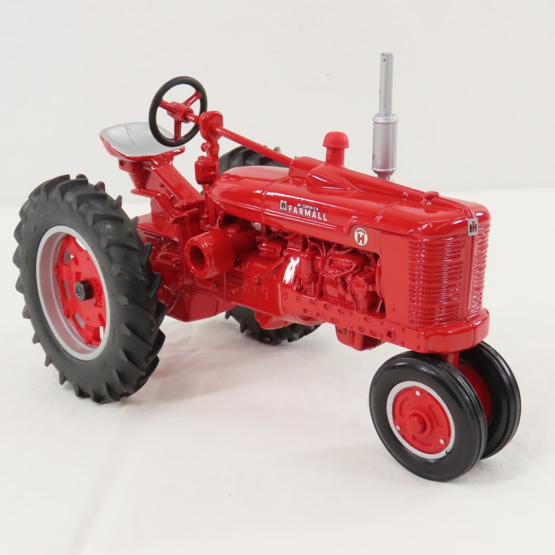 ERTL Farmall Super H 1988 CASE Corporation Tractor - 7