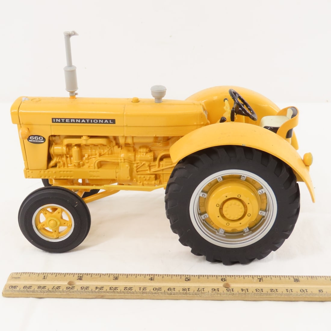 ERTL CASE International 660 Tractor 1/16 scale - 2