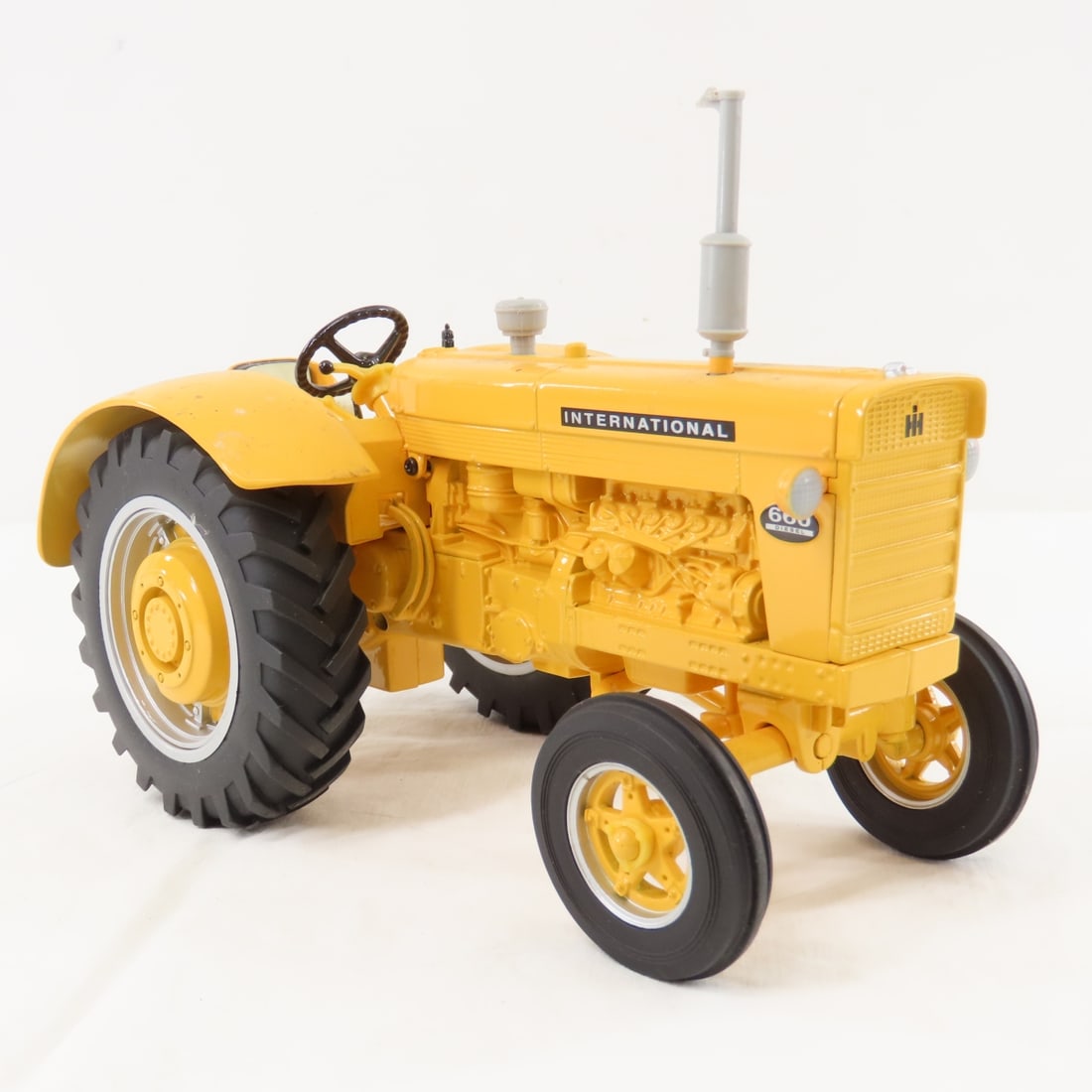 ERTL CASE International 660 Tractor 1/16 scale - 7
