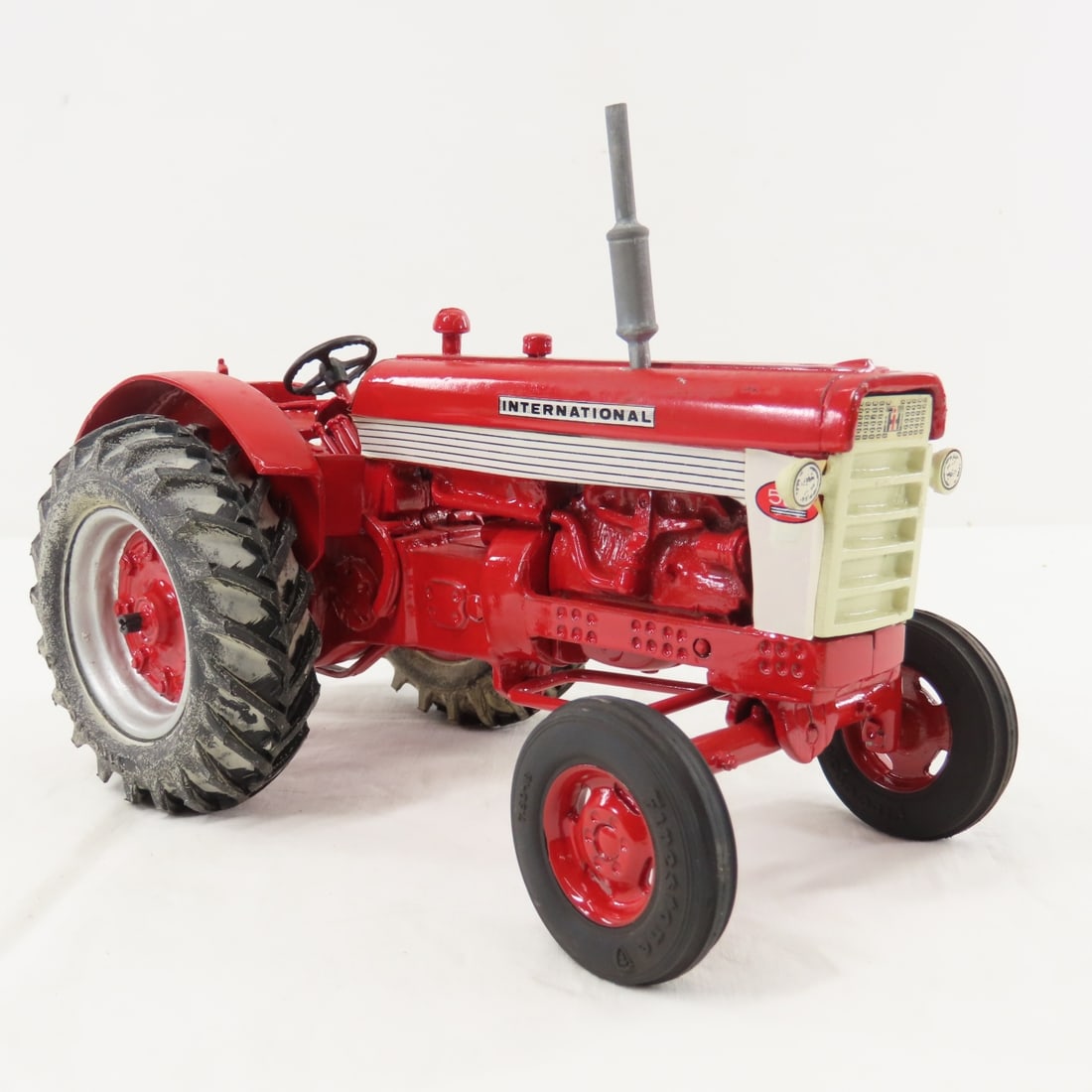 1989 Indiana Show International Model 560 Tractor - 7
