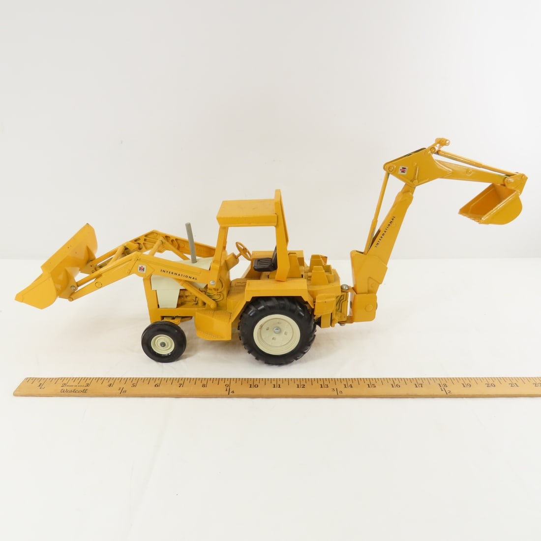 ERTL 1/16 International Harvester Backhoe Loader - 2