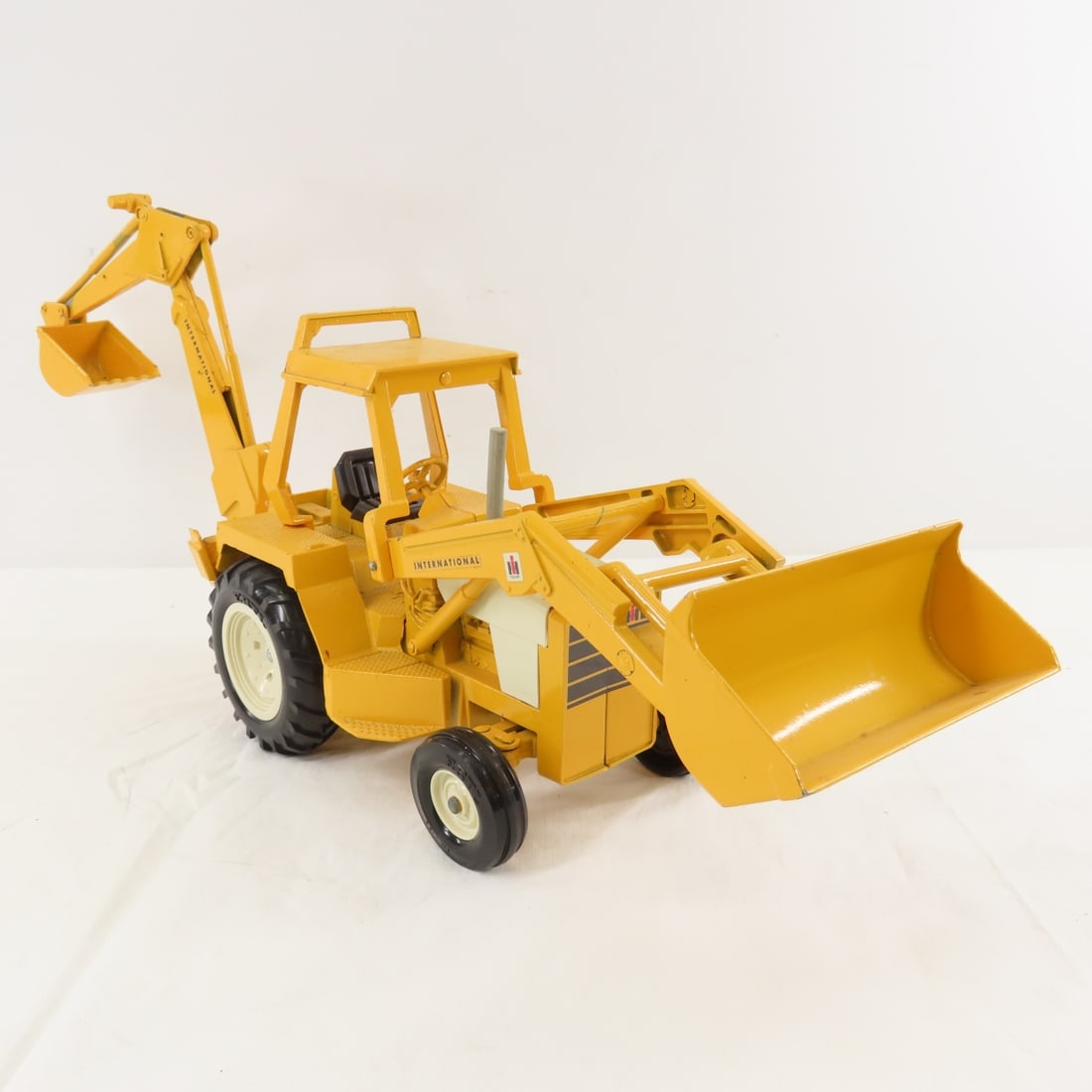 ERTL 1/16 International Harvester Backhoe Loader - 7