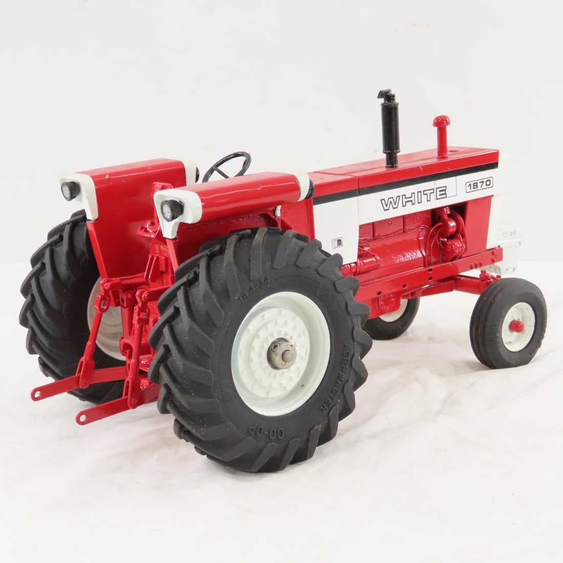 Gilbert Berg Custom White 1870 WF Row Crop Tractor - 5