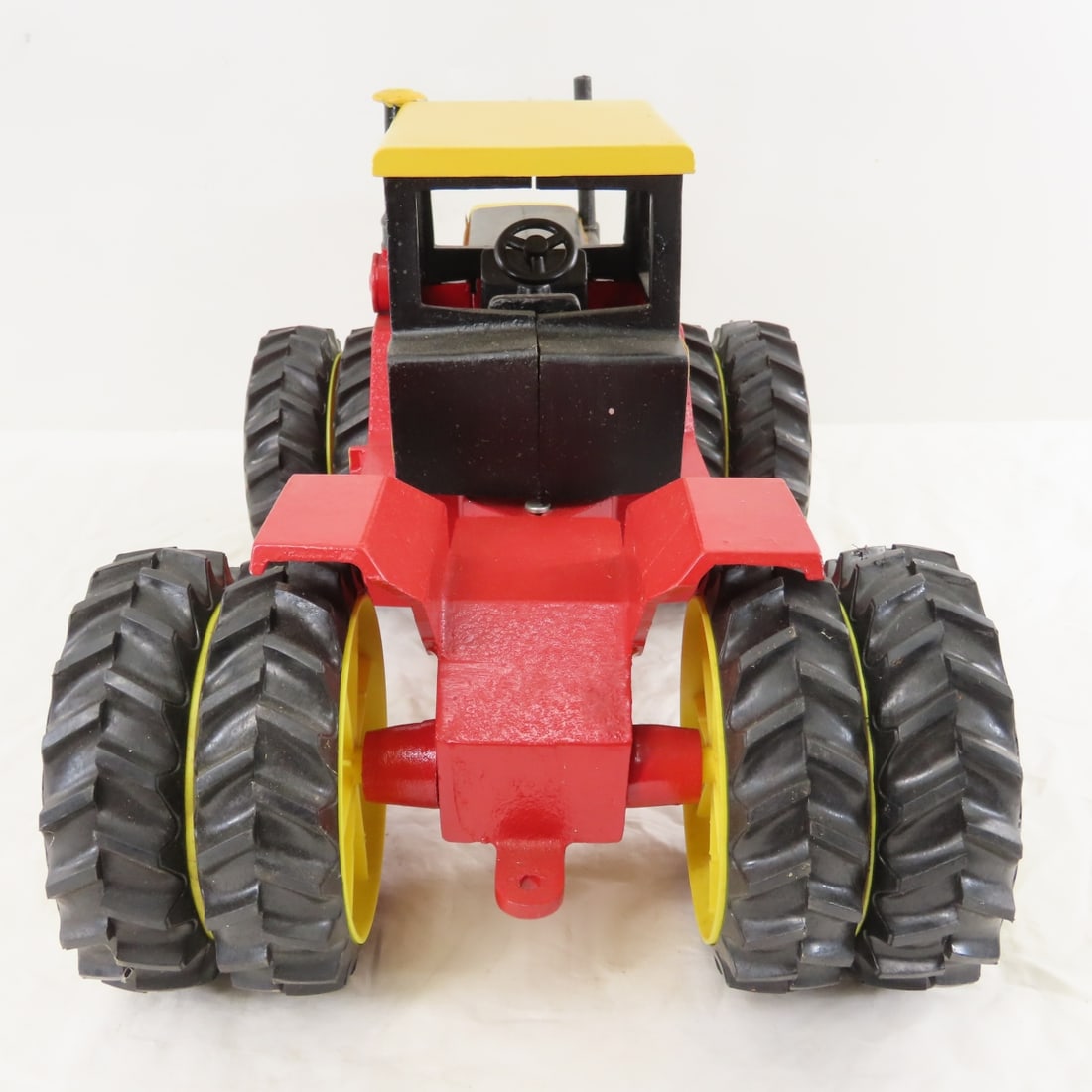 Scale Models Versatile 895 4WD Duals Tractor w/Cab - 4