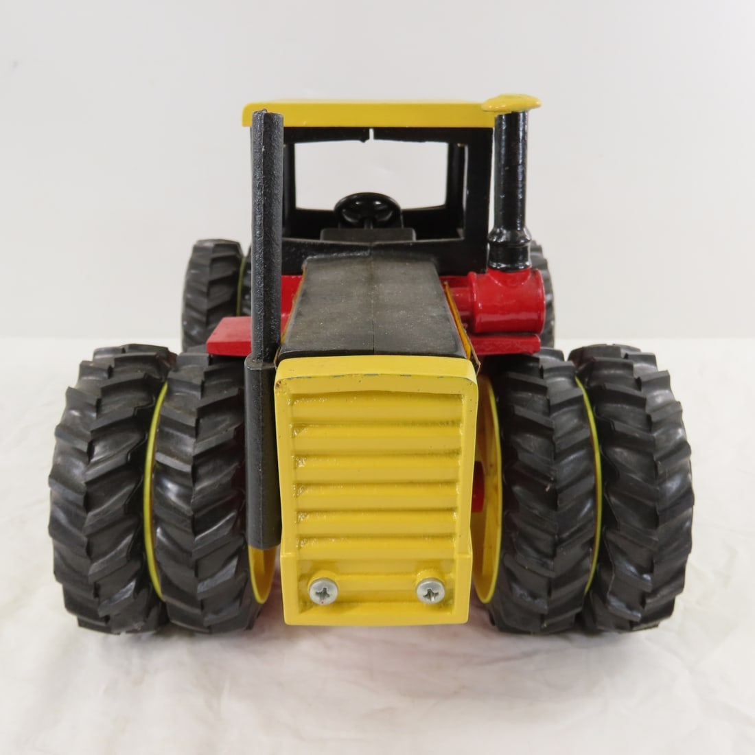 Scale Models Versatile 895 4WD Duals Tractor w/Cab - 8