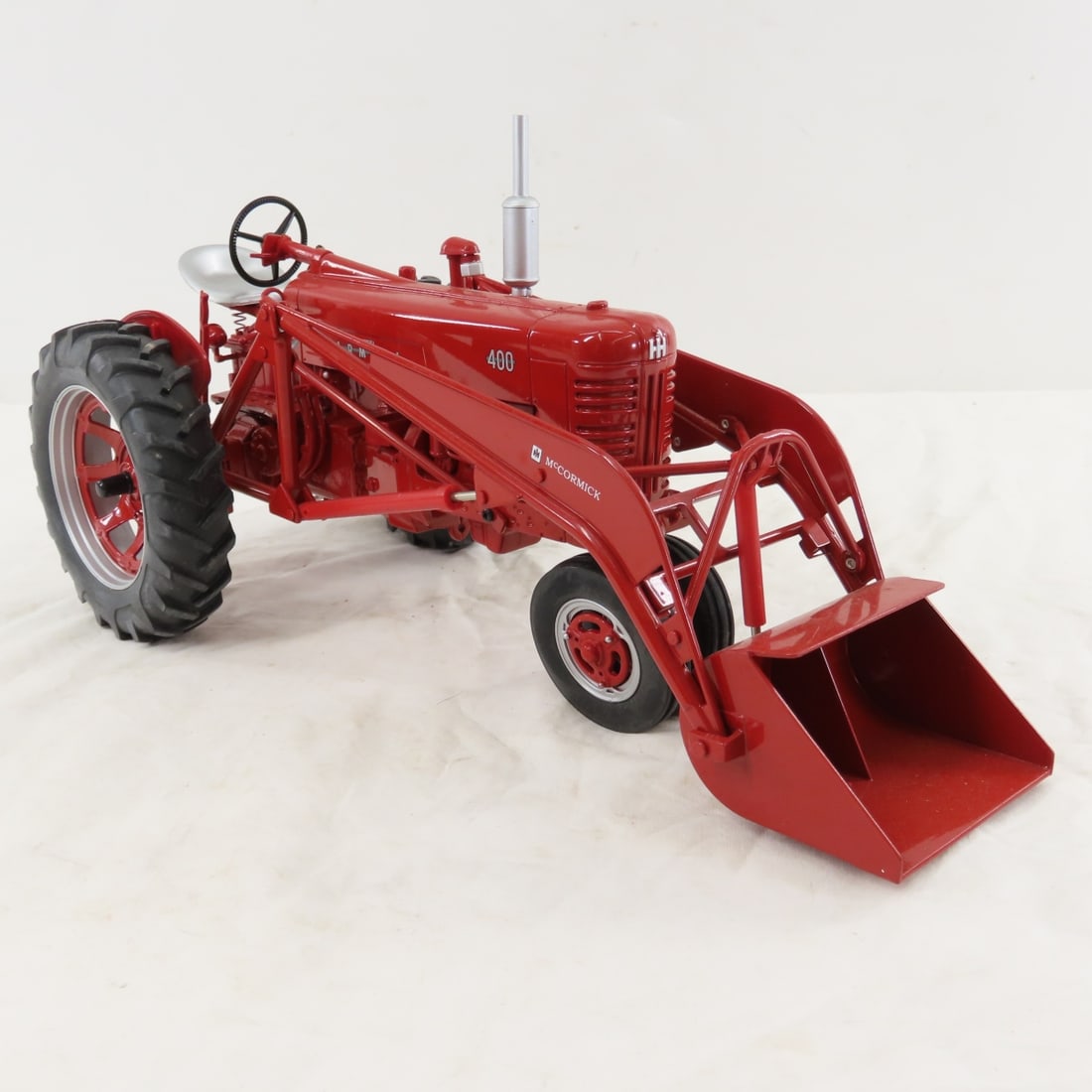 SpecCast IH Farmall 400 Tractor w/ 33A Loader - 7