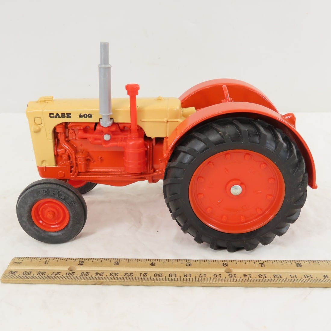 ERTL CASE 600 WF Tractor 1/16 Diecast - 2