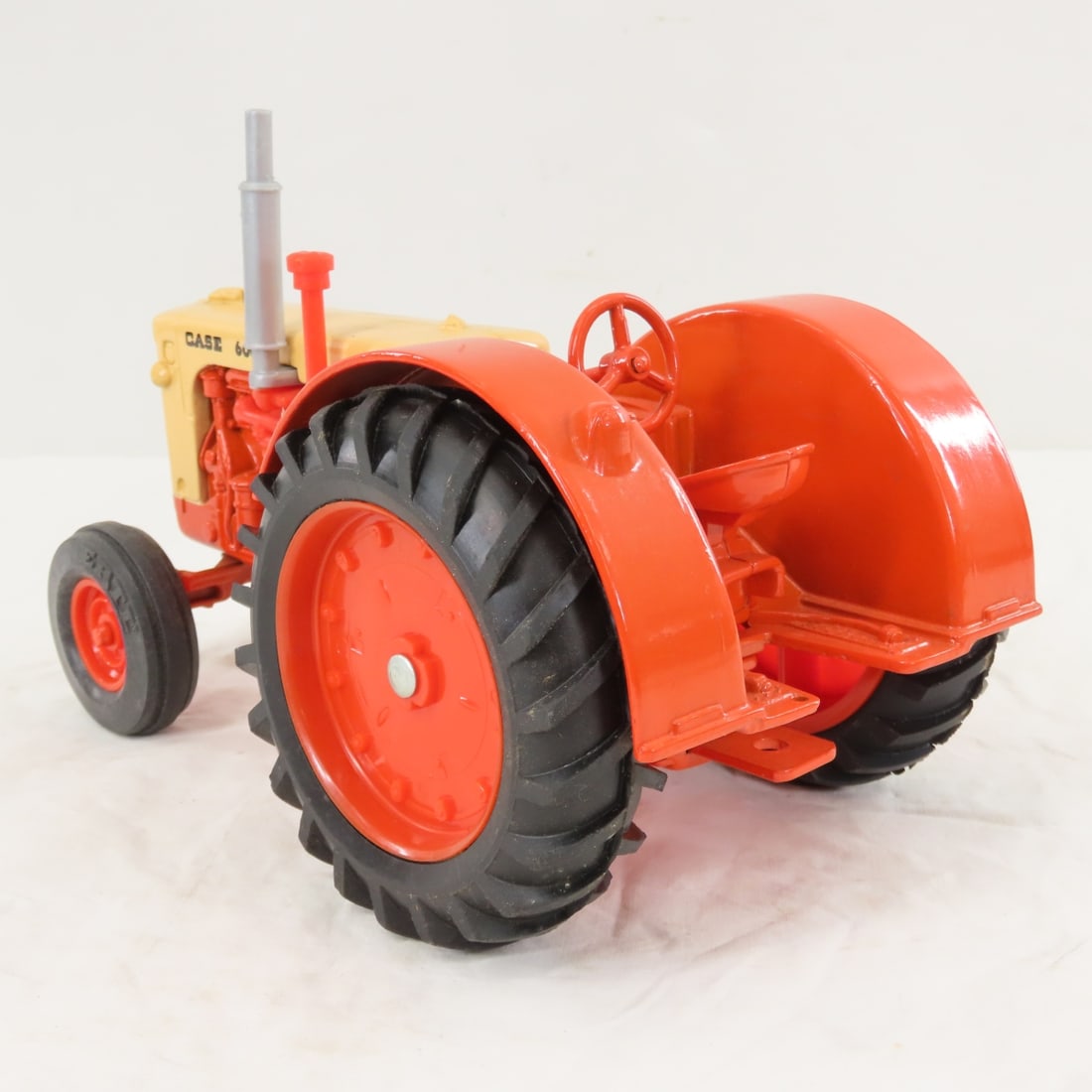 ERTL CASE 600 WF Tractor 1/16 Diecast - 3