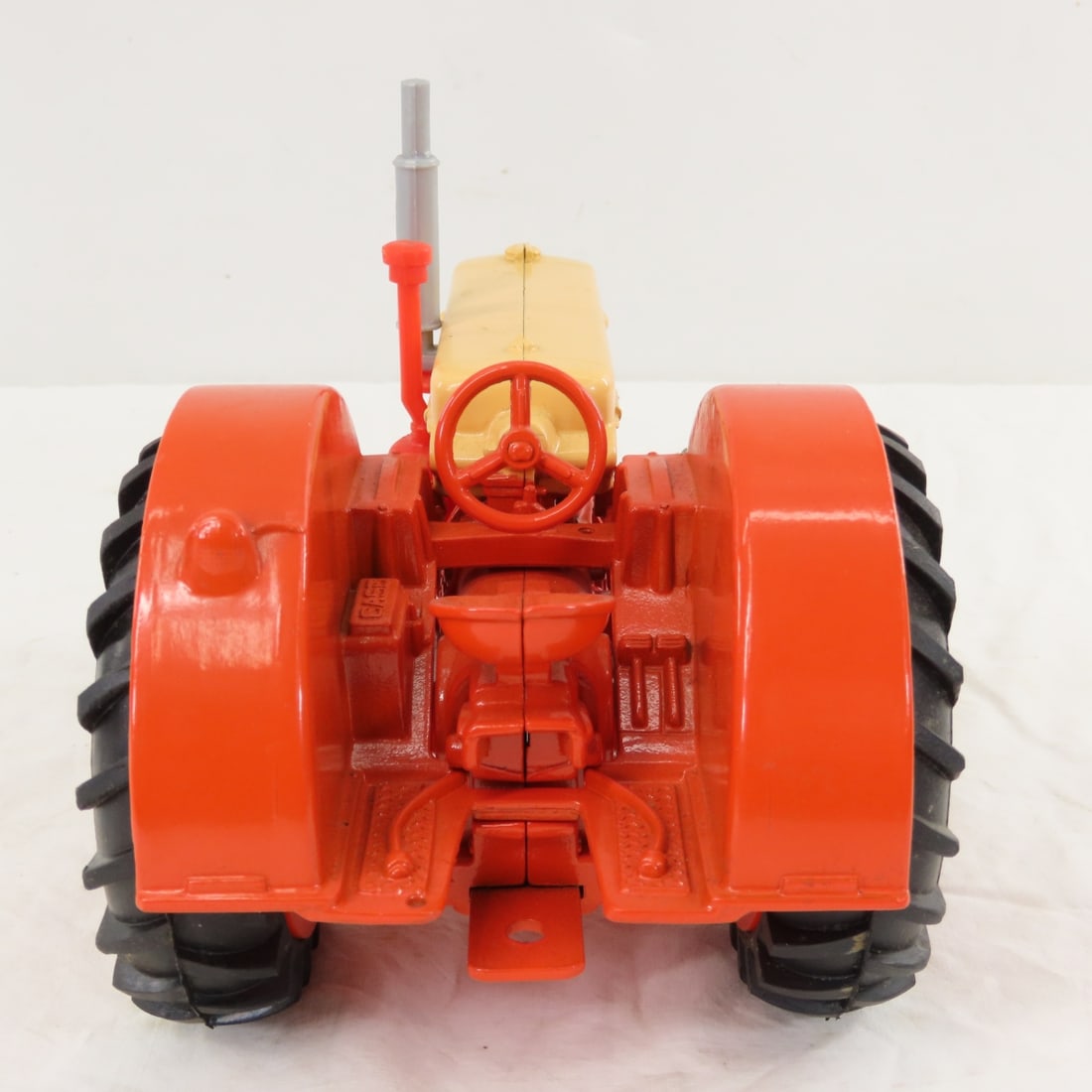 ERTL CASE 600 WF Tractor 1/16 Diecast - 4