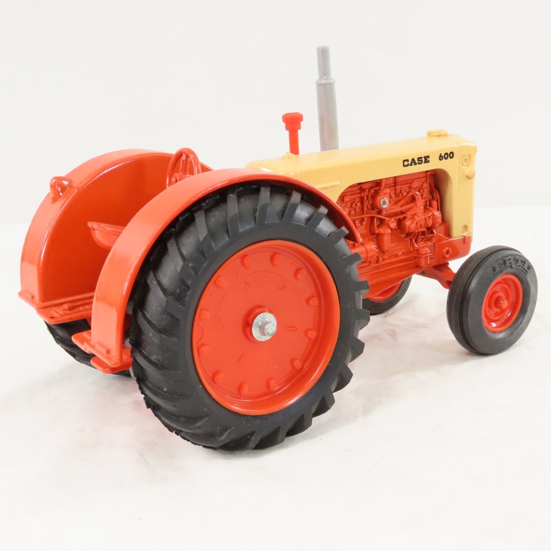 ERTL CASE 600 WF Tractor 1/16 Diecast - 5