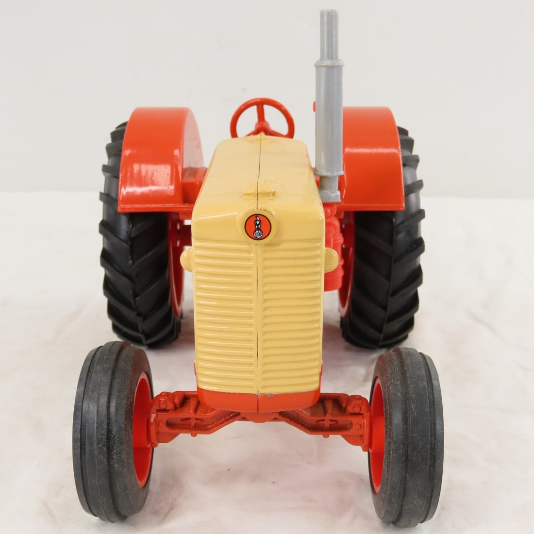 ERTL CASE 600 WF Tractor 1/16 Diecast - 8