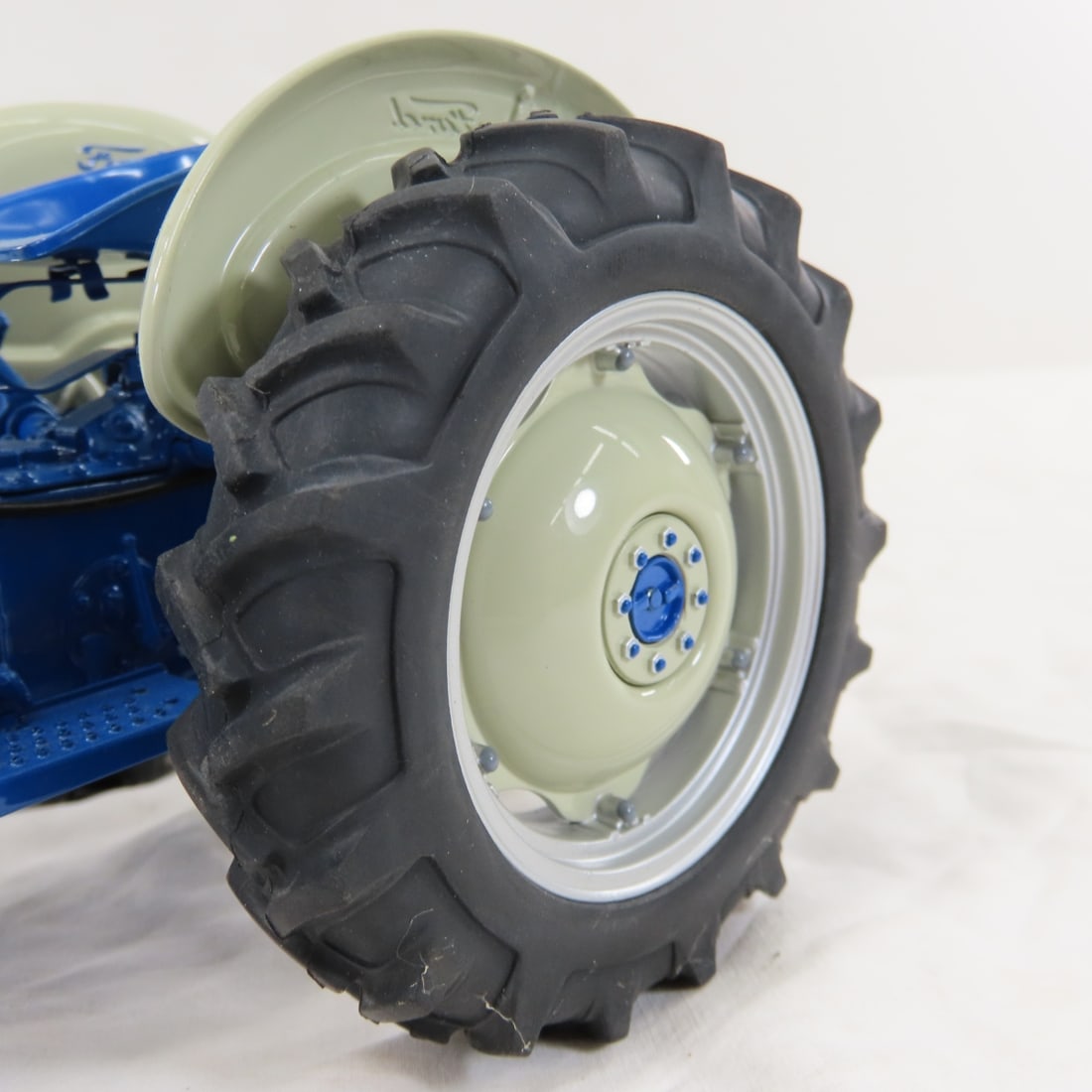 Danbury Mint FORD 2000 Tractor 1/16 Diecast - 19