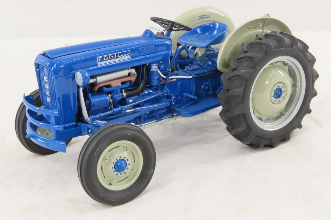 Danbury Mint FORD 2000 Tractor 1/16 Diecast: Danbury Mint FORD 2000 Tractor 1/16 Diecast - 3 pt hitch, no box, LOT SIZE: 8x5x4" 2 LBSAll information and photos, which are part of the description) are intended to be as accurate as possible, but