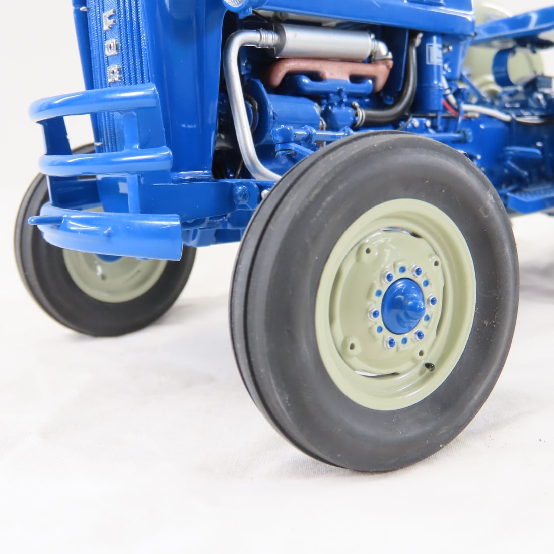 Danbury Mint FORD 2000 Tractor 1/16 Diecast - 20