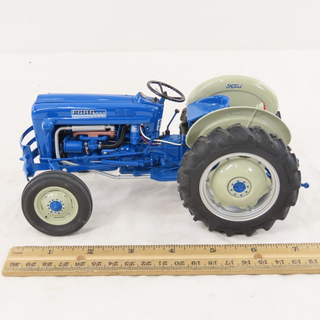 Danbury Mint FORD 2000 Tractor 1/16 Diecast - 2
