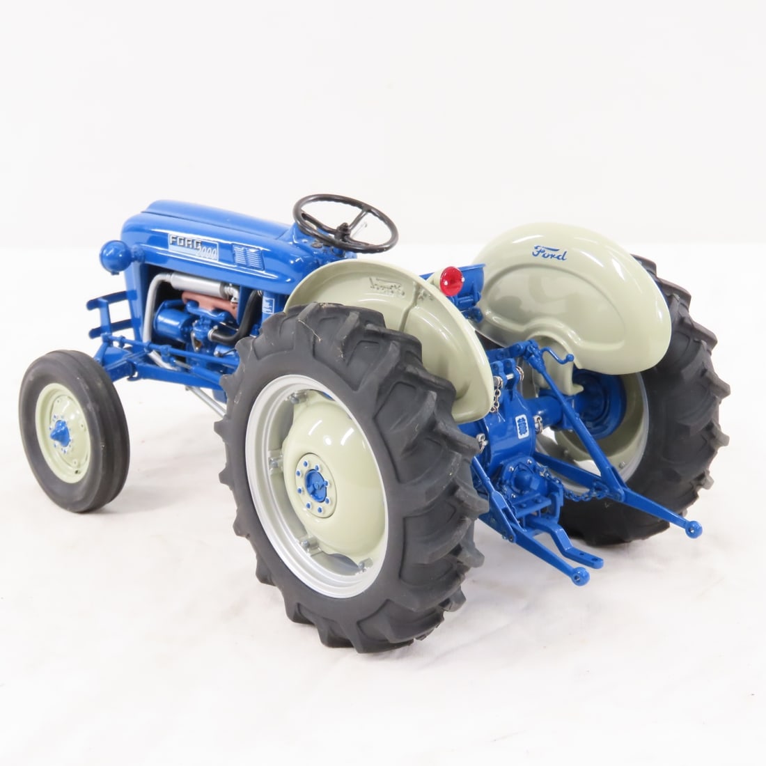 Danbury Mint FORD 2000 Tractor 1/16 Diecast - 3