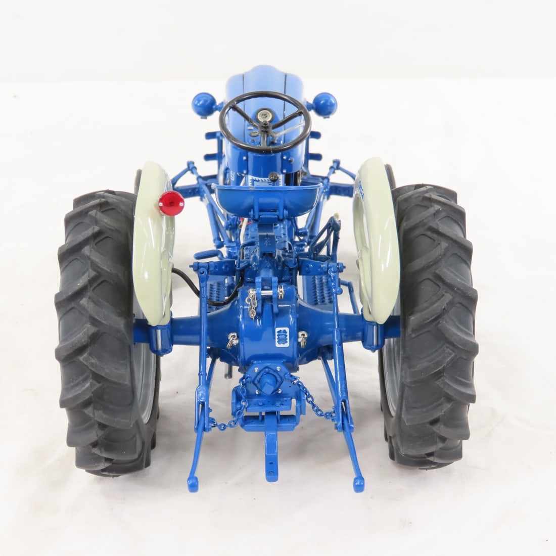 Danbury Mint FORD 2000 Tractor 1/16 Diecast - 4