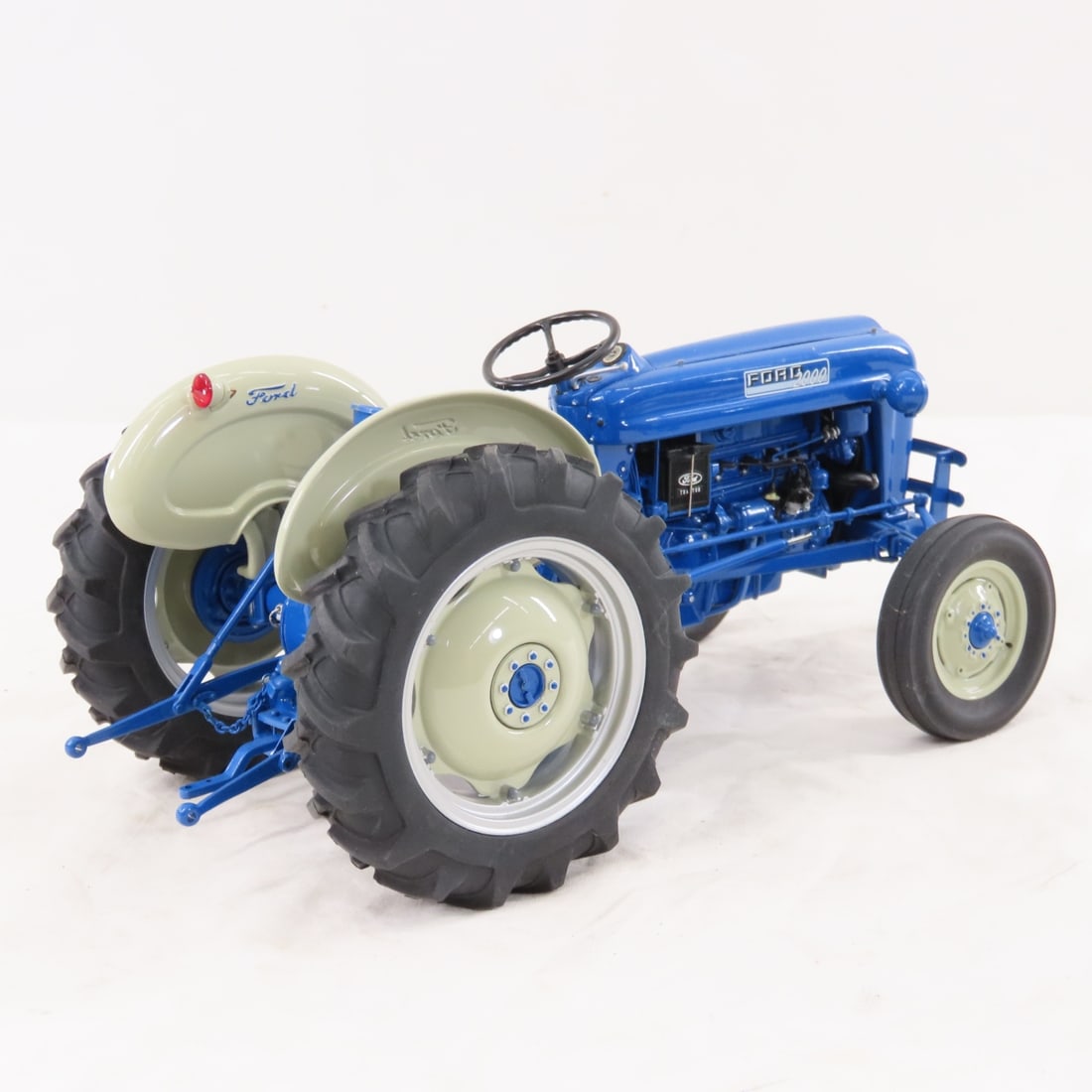 Danbury Mint FORD 2000 Tractor 1/16 Diecast - 5
