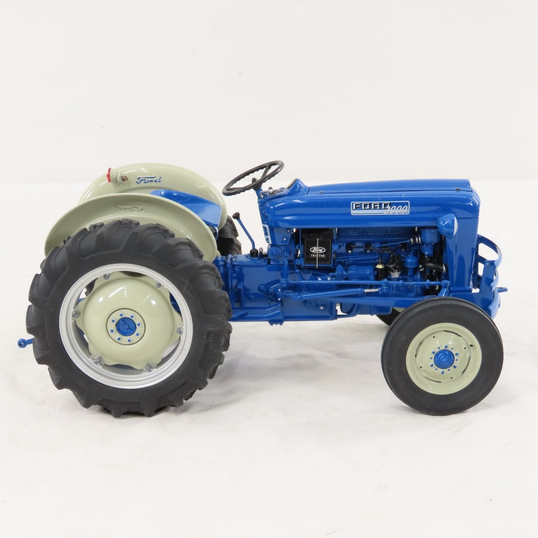 Danbury Mint FORD 2000 Tractor 1/16 Diecast - 6