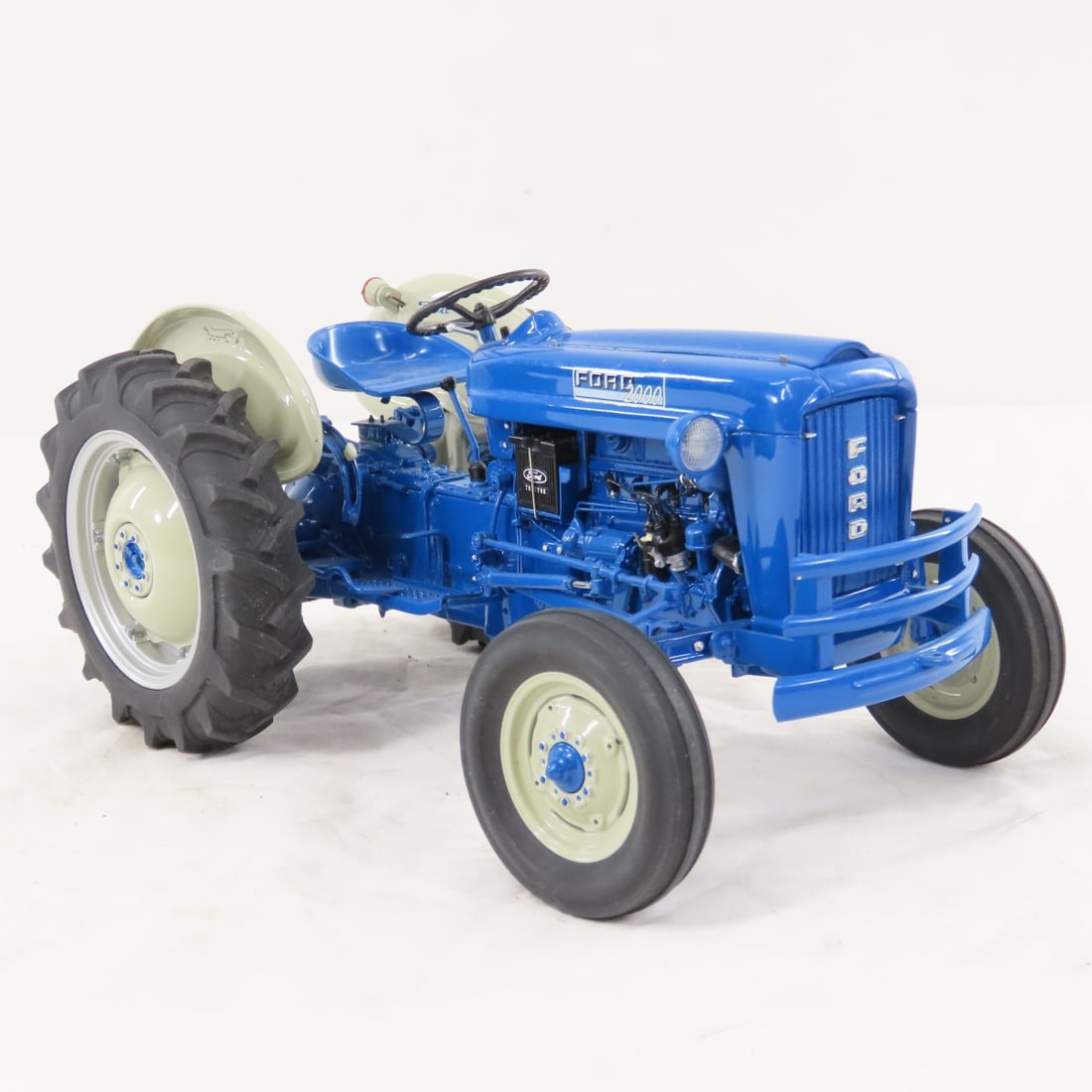 Danbury Mint FORD 2000 Tractor 1/16 Diecast - 7