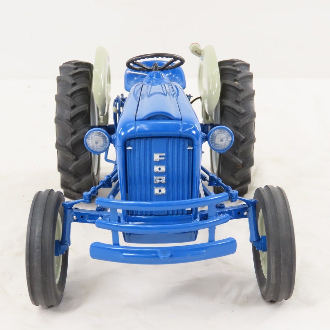 Danbury Mint FORD 2000 Tractor 1/16 Diecast - 8
