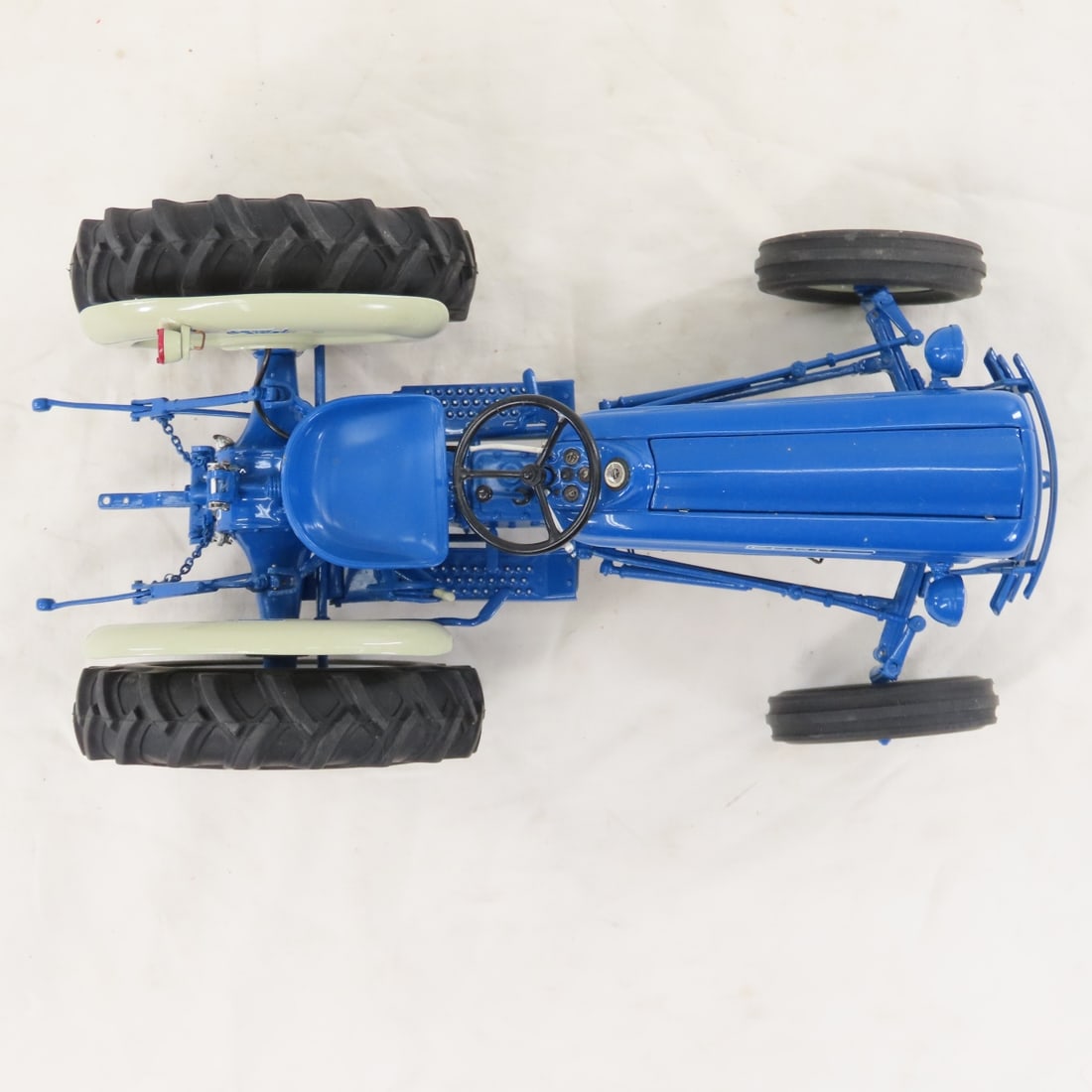 Danbury Mint FORD 2000 Tractor 1/16 Diecast - 9