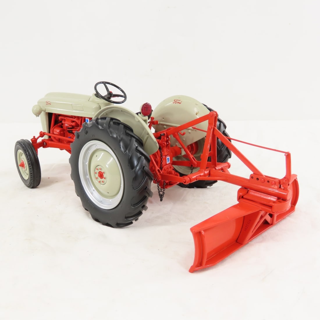 ERTL 50th Anv 1953 NAA Ford Golden Jubilee Tractor - 3
