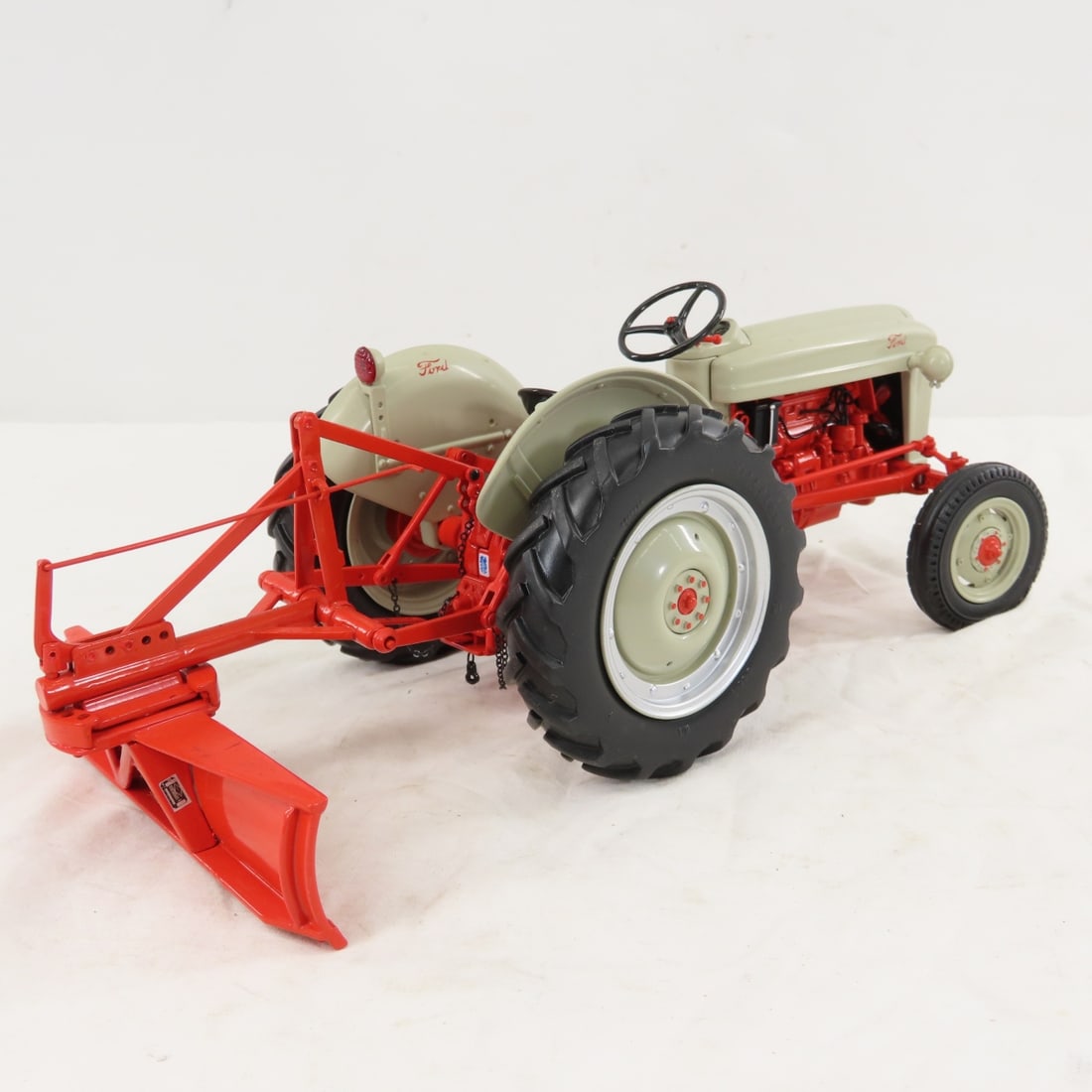 ERTL 50th Anv 1953 NAA Ford Golden Jubilee Tractor - 5