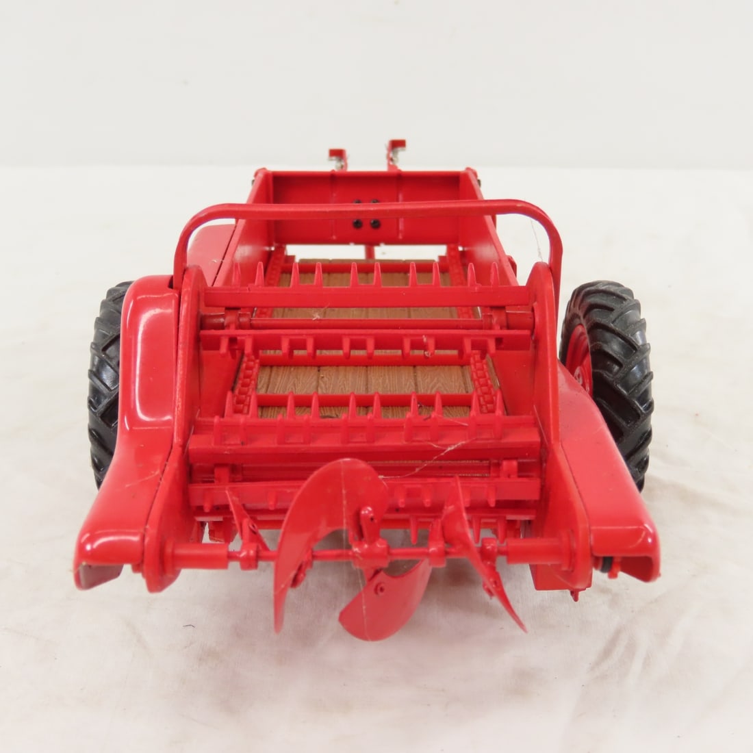 ERTL Precision IH McCormick 200 Spreader - 4