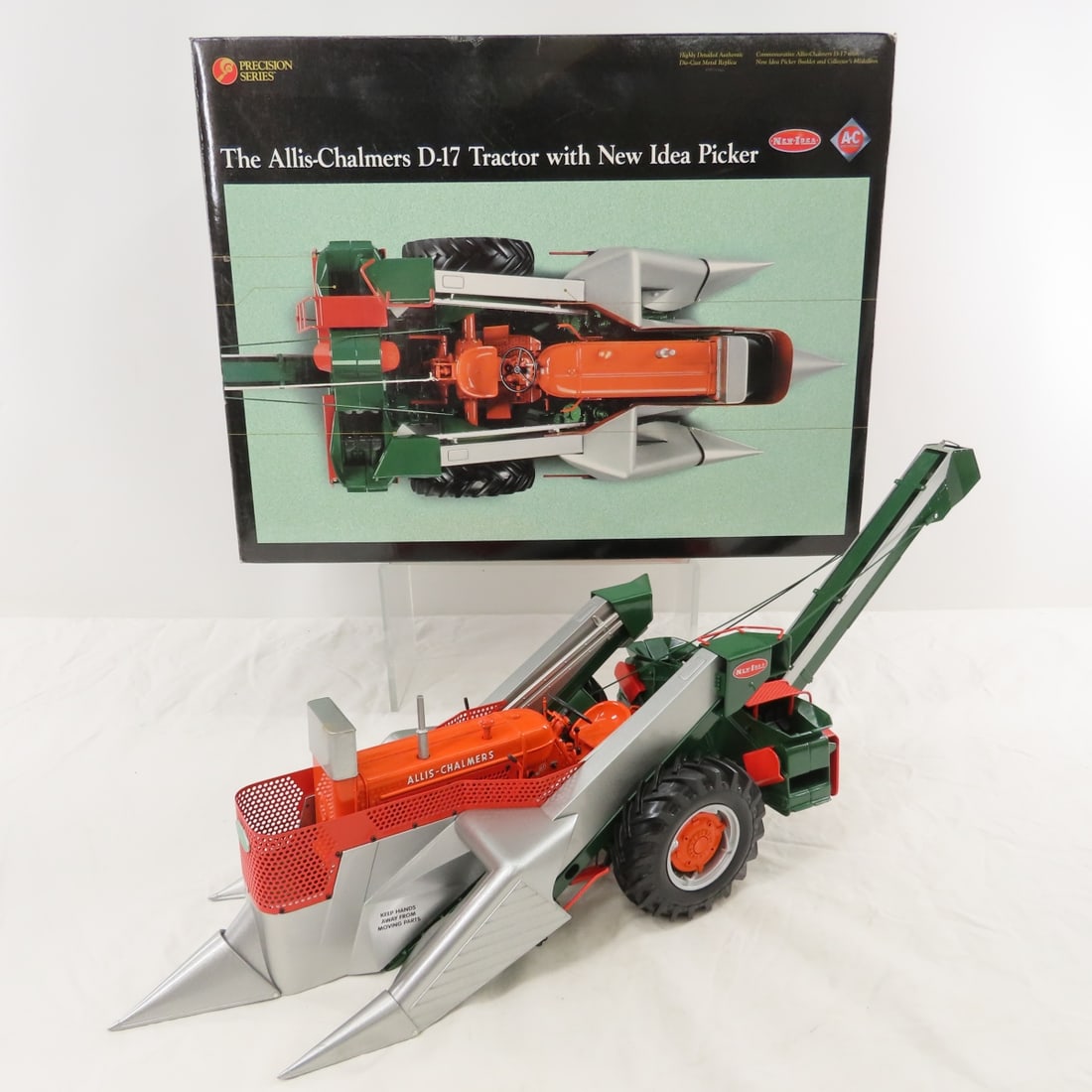 SpecCast Allis Chalmers D-17 & New Idea Picker: SpecCast Allis Chalmers D-17 & New Idea Picker - Precision Series No 13191, 1/16 diecast with box & medallion, LOT SIZE: 17x14x8" 7.5 LBSAll information and photos, which are part of the description) 