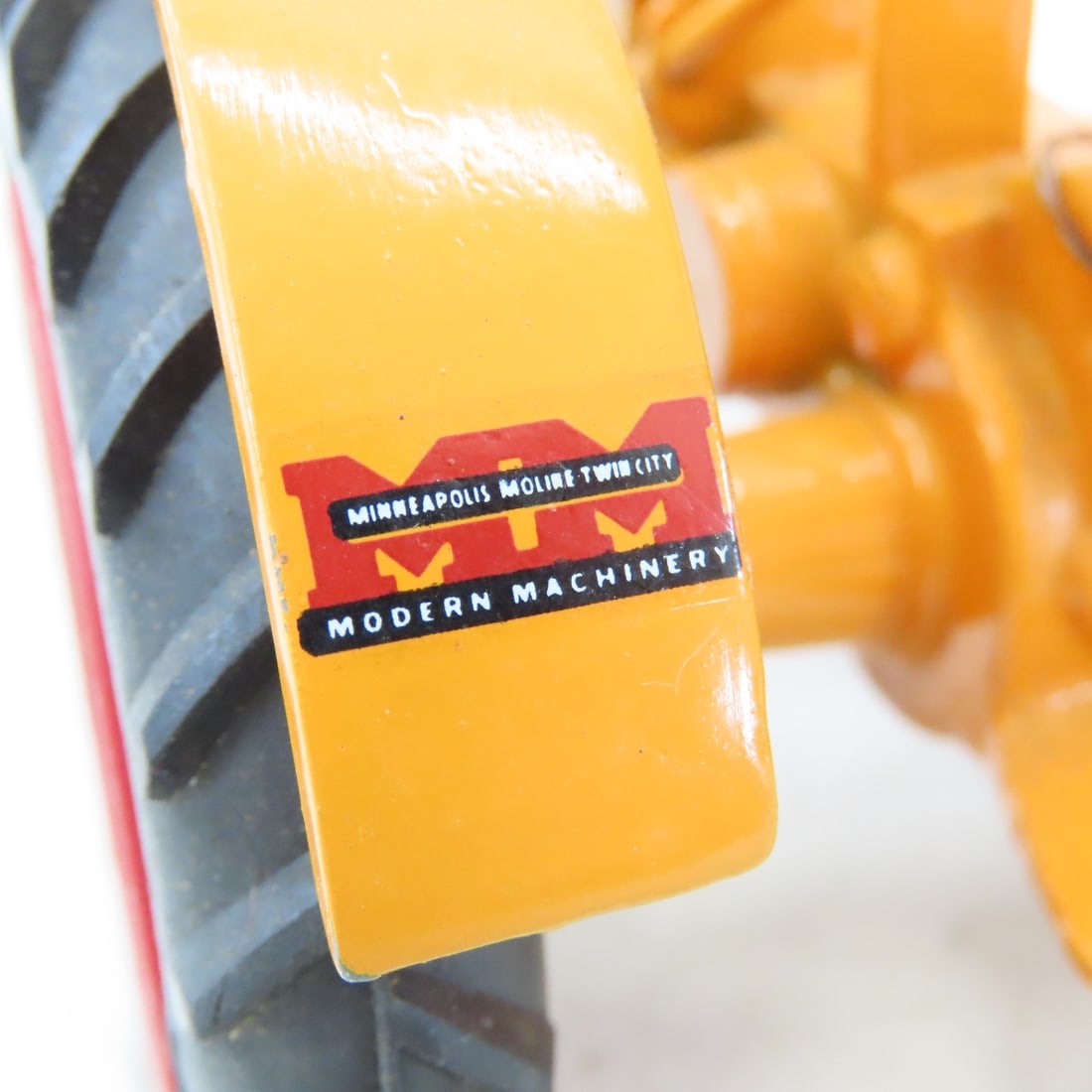 JLE Scale Models Minneapolis-Moline U NF Tractor - 12