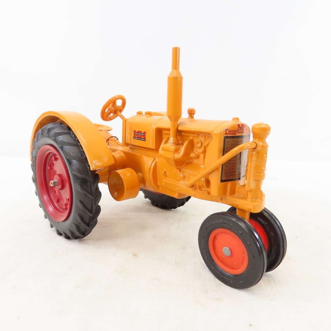 JLE Scale Models Minneapolis-Moline U NF Tractor - 7