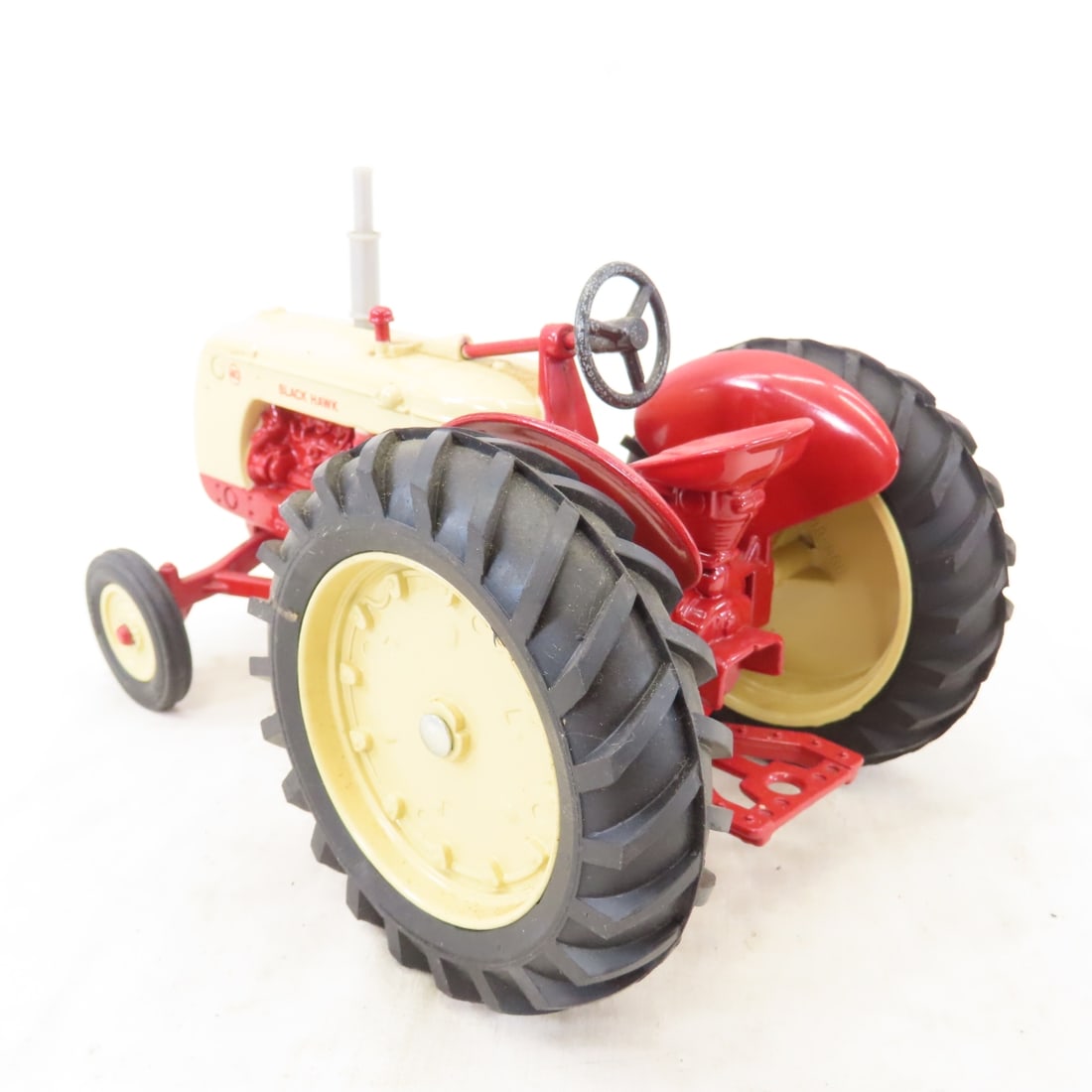 ERTL Cockshutt Black Hawk 40 Tractor 1986 Museum - 4