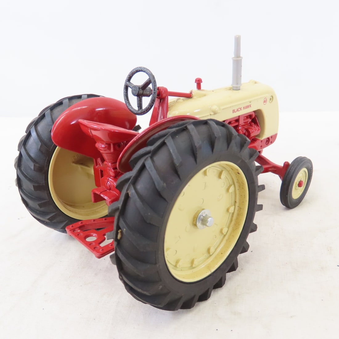 ERTL Cockshutt Black Hawk 40 Tractor 1986 Museum - 6