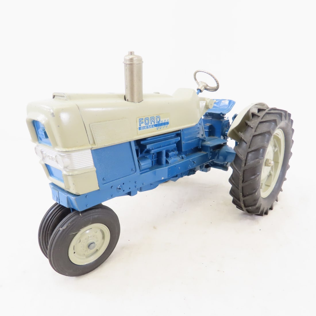 Hubley FORD 6000 Diesel NF Row Crop Tractor: Hubley FORD 6000 Diesel NF Row Crop Tractor - 3 pt hitch, 1/12 diecast, LOT SIZE: 12x8x7" 5 LBSAll information and photos, which are part of the description) are intended to be as accurate as