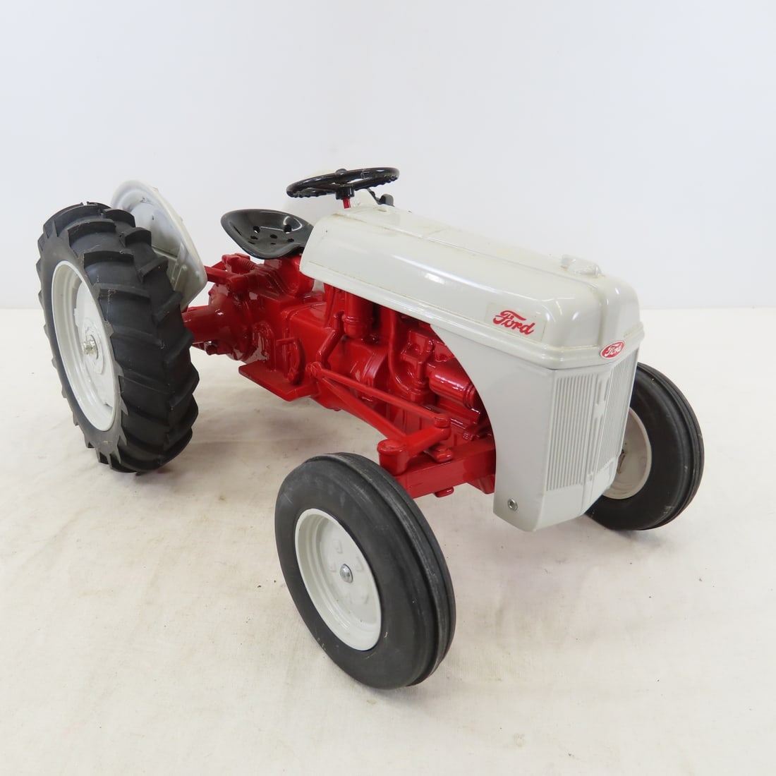 FORD 8N WF Tractor 1/8 Diecast - 7