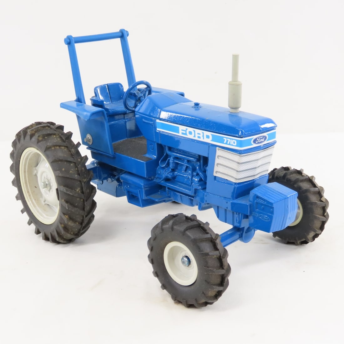 ERTL FORD 7710 Row Crop MFWD Tractor with ROPS - 7