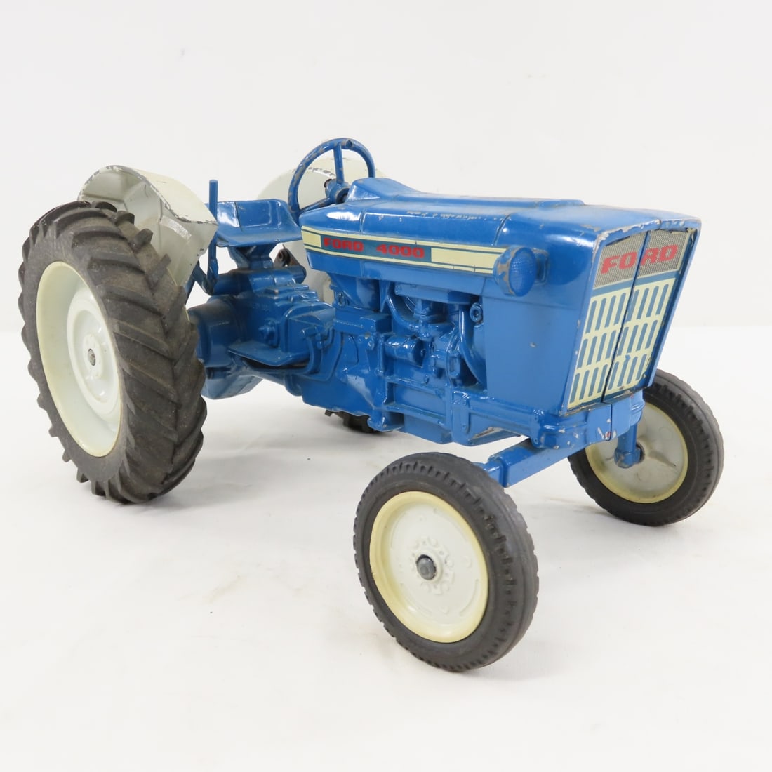 ERTL FORD 4000 WF Tractor 1/16 Diecast - 7
