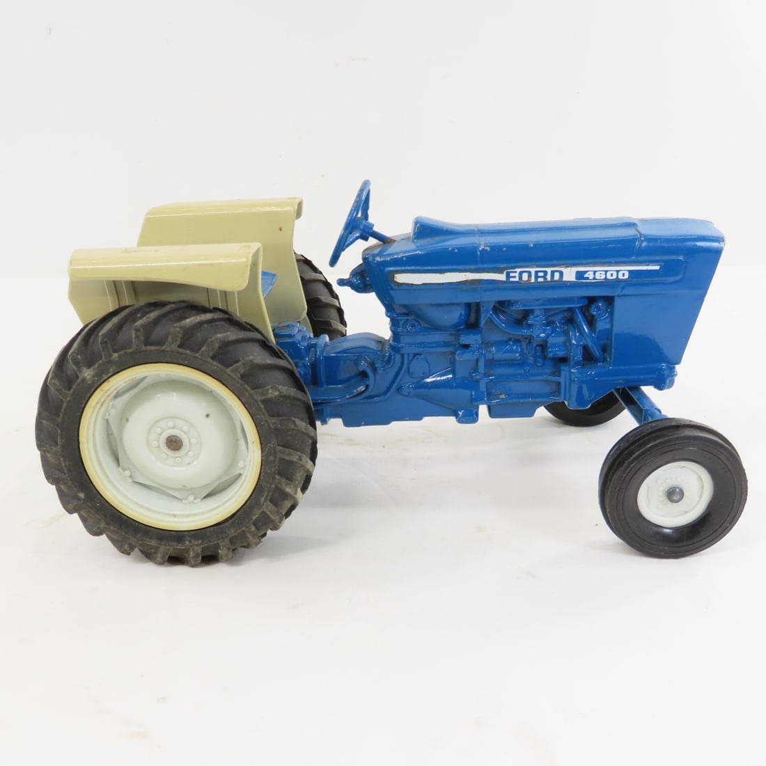 2 ERTL FORD 4600 WF Tractors 1/16 Diecast - 15
