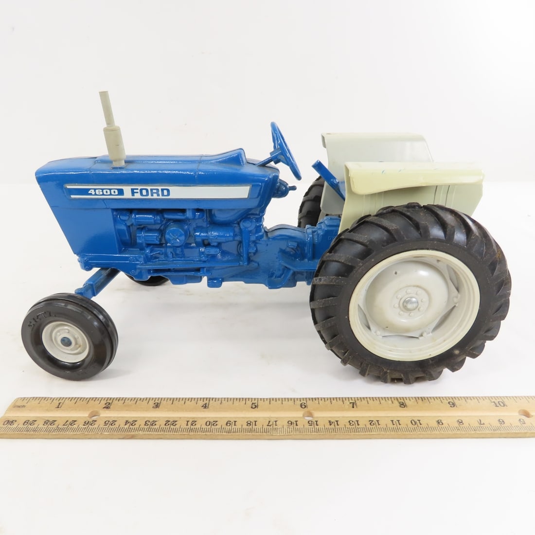 2 ERTL FORD 4600 WF Tractors 1/16 Diecast - 2
