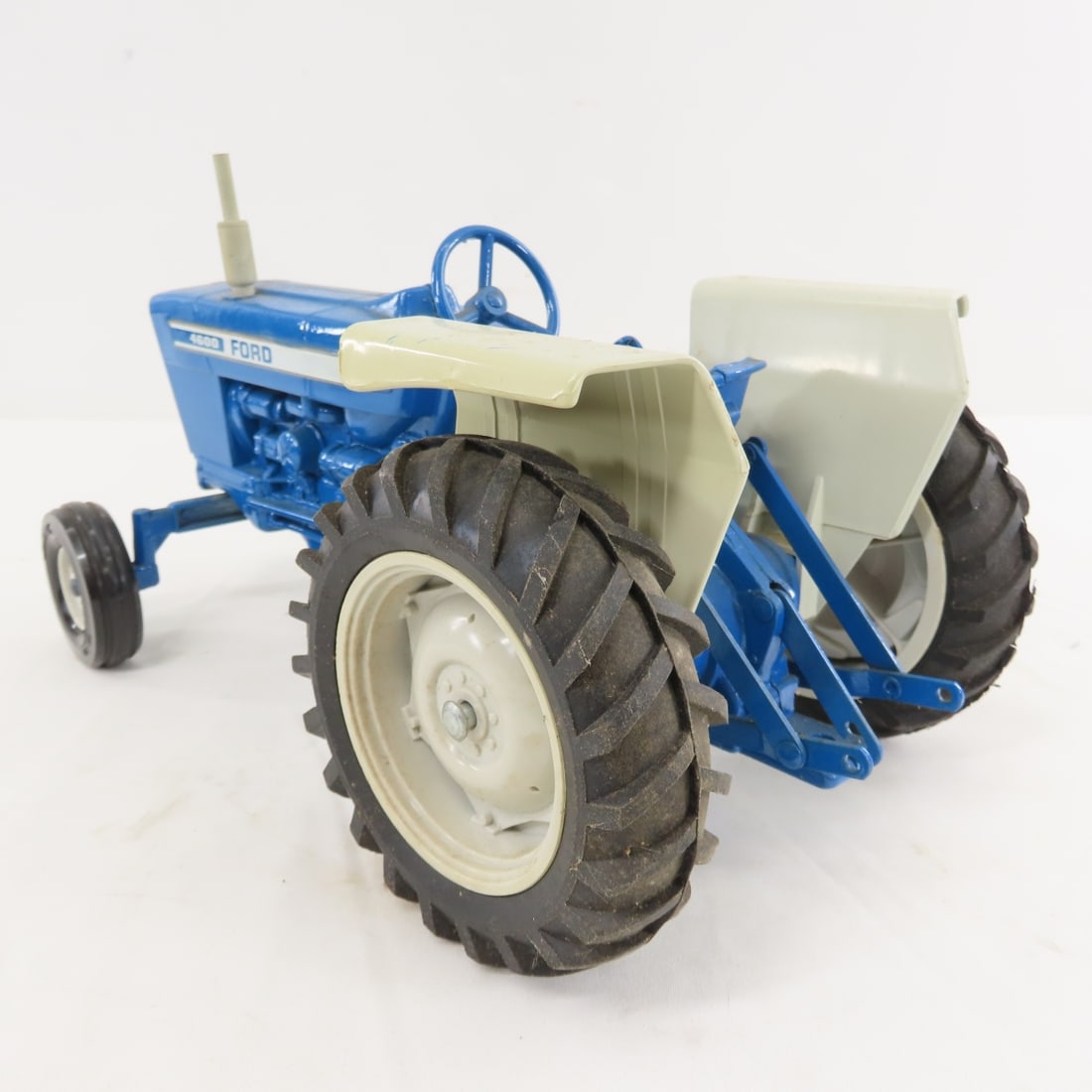 2 ERTL FORD 4600 WF Tractors 1/16 Diecast - 3