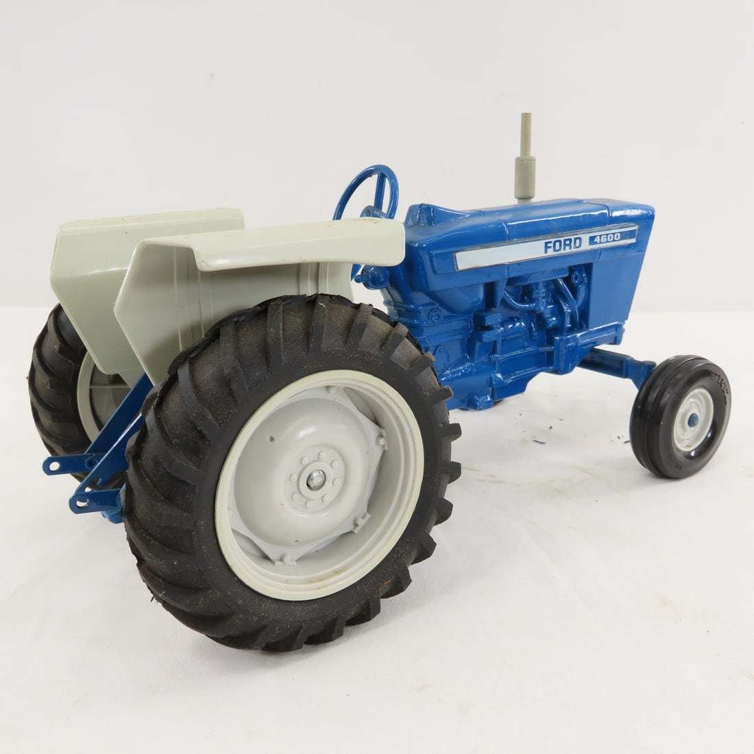 2 ERTL FORD 4600 WF Tractors 1/16 Diecast - 5