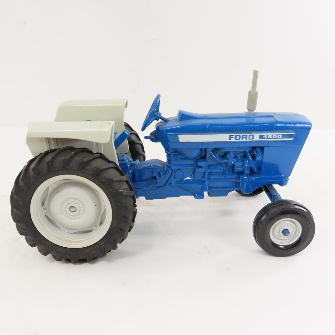 2 ERTL FORD 4600 WF Tractors 1/16 Diecast - 6
