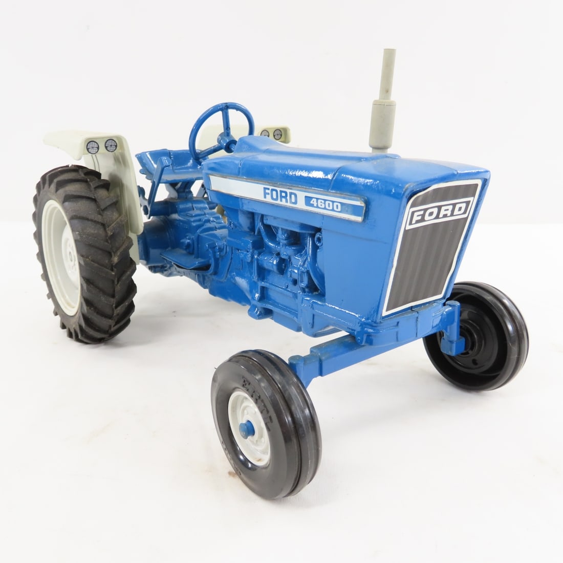 2 ERTL FORD 4600 WF Tractors 1/16 Diecast - 7