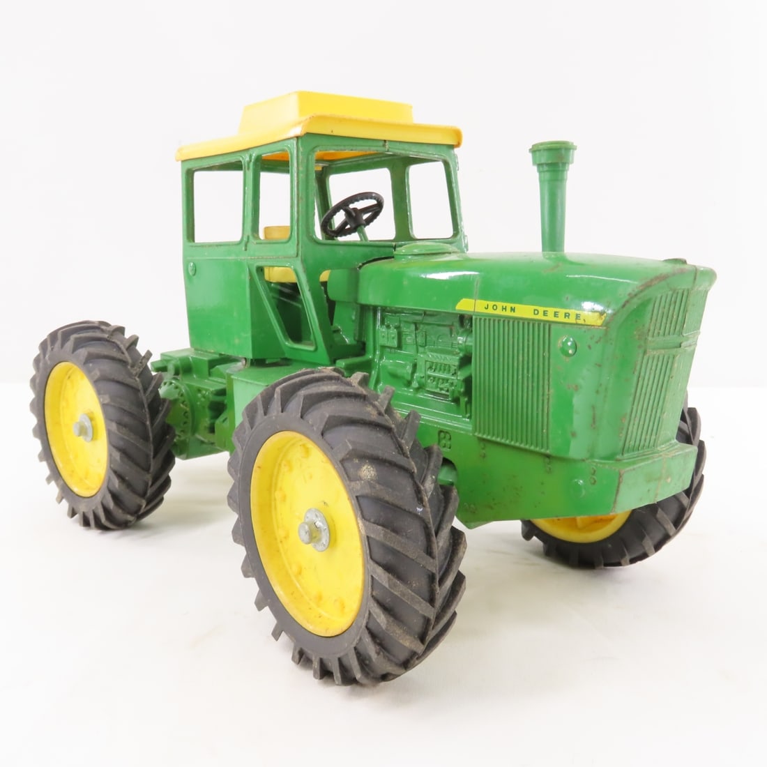 ERTL John Deere 7520 4WD Tractor with Cab - 7
