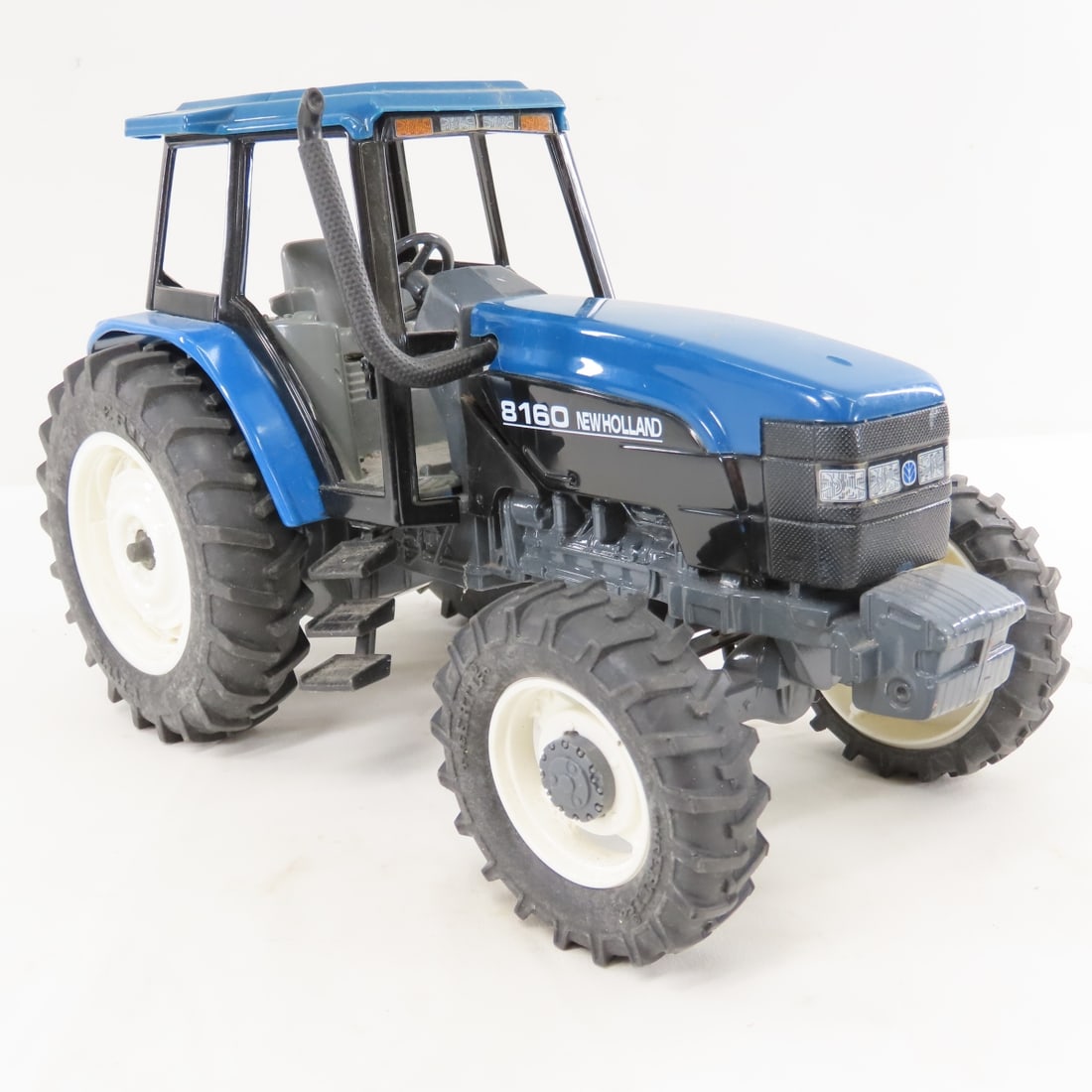 ERTL New Holland 8160 MFWD Tractor with Cab - 7